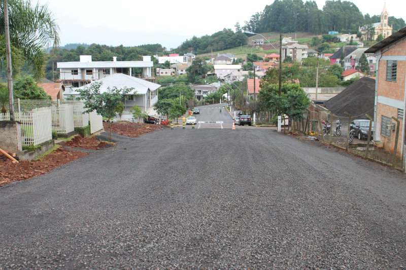 SECRETARIA DE OBRAS DE NOVA CANDELÁRIA TRABALHA NA RECUPERAÇÃO DE ESTRADAS